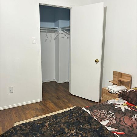 Queen Bedroom Near Sheridan College Brampton Ngoại thất bức ảnh