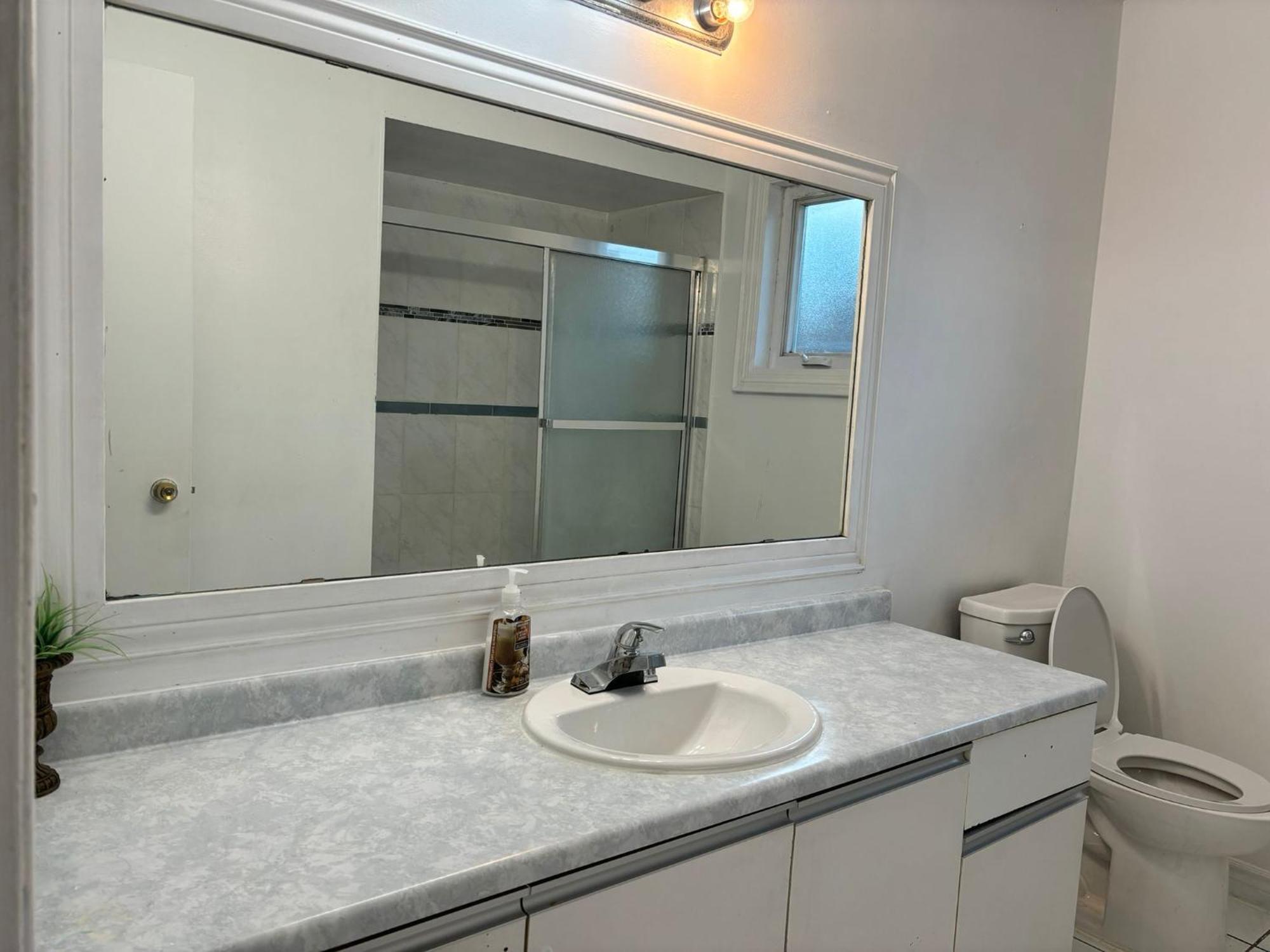 Queen Bedroom Near Sheridan College Brampton Ngoại thất bức ảnh