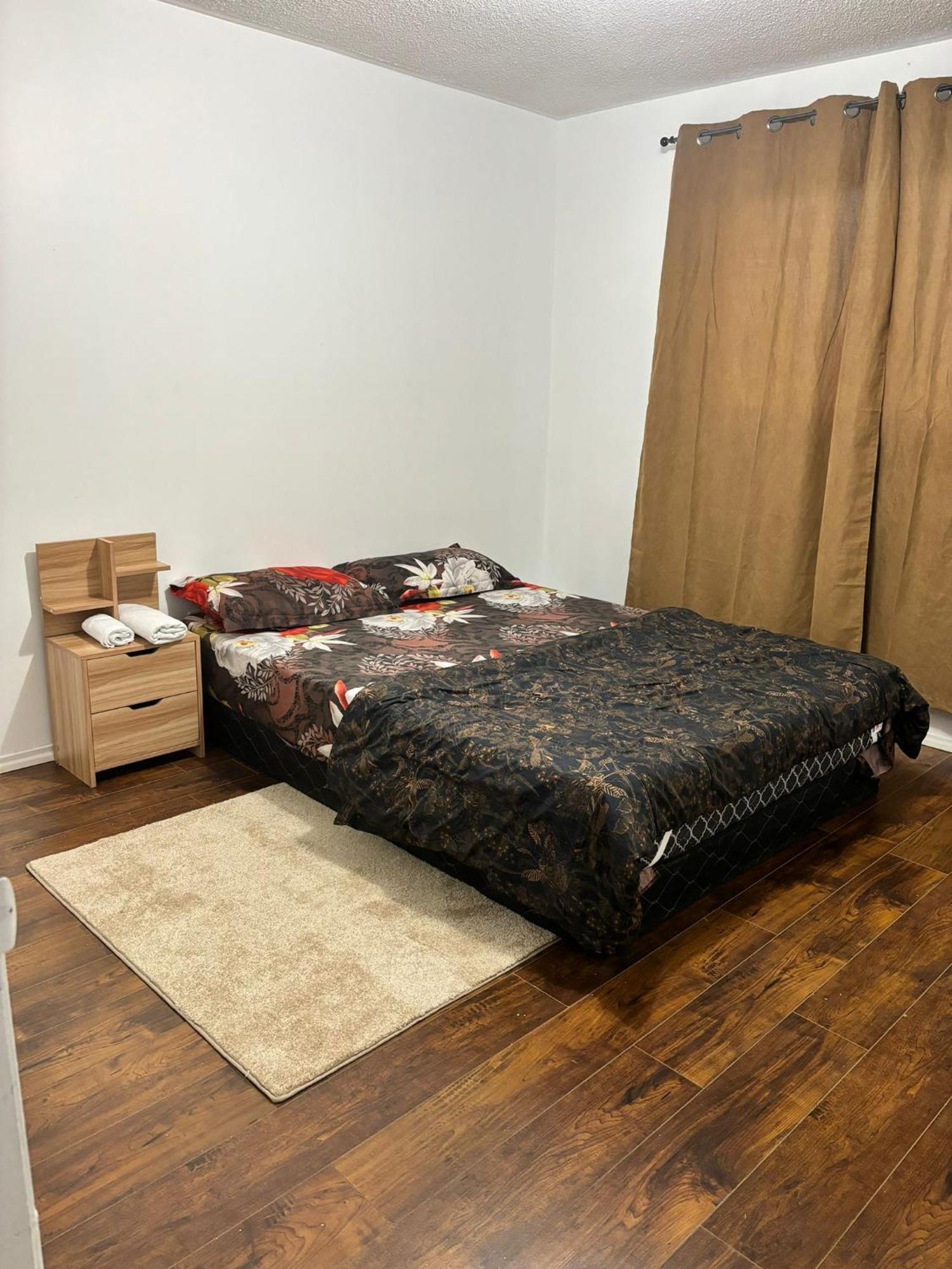 Queen Bedroom Near Sheridan College Brampton Ngoại thất bức ảnh